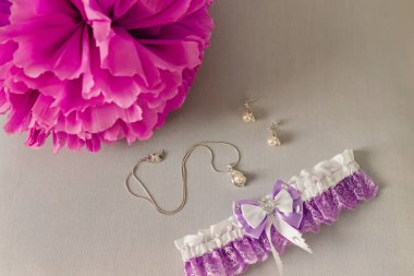 Bej renkli arka plan üzerinde İncili güzel küpe