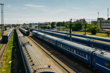 Nakliye ve yolcu treni tren istasyonunun otoparkında bekliyor. Kargo transit.İthalat ve iş lojistiği..