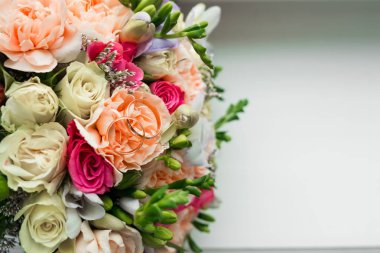 Gelin düğün buket üzerinde altın alyans