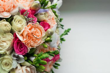 Gelin düğün buket üzerinde altın alyans