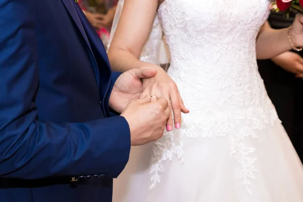 Alianças Casamento Mãos Noiva Noivo Jovem Casal Casamento Cerimônia Matrimónio — Fotografia de Stock