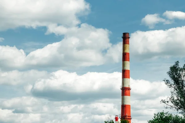 Industriële Schoorsteen Tegen Hemel Met Wolken — Stockfoto