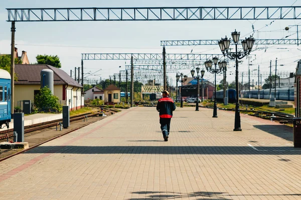 Trabajadores Ferroviarios Aflojando Ferrocarril Caluroso Día Verano — Foto de Stock