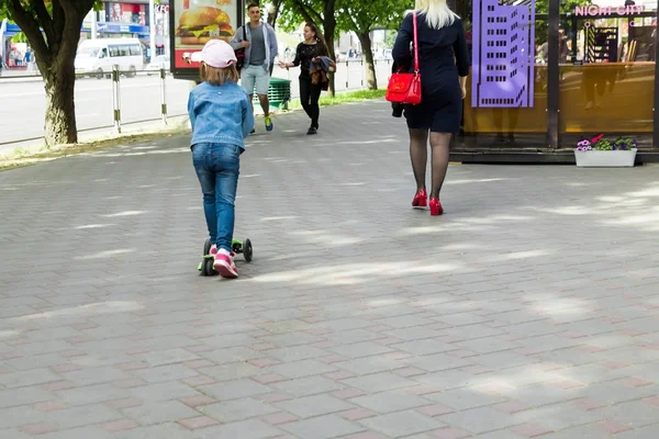 Kleine Peuter Jongen Van Jaar Met Plezier Zijn Fiets Zomer — Stockfoto