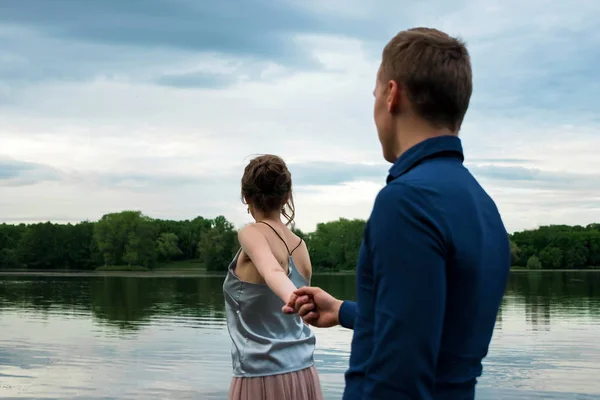 Pareja Enamorada Paseando Por Paseo Marítimo Con Perro — Foto de Stock