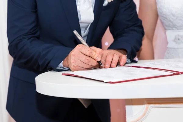 Mannen Affärsman Undertecknar Dokument Med Penna Att Göra Signaturen Sitter — Stockfoto