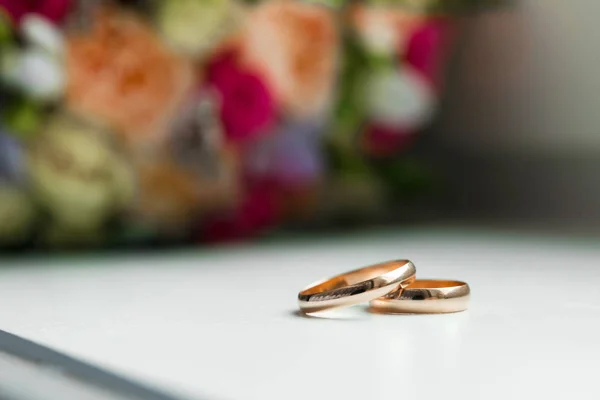 Χρυσά Γαμήλια Δαχτυλίδια Ευτυχία Ρομαντική Στολισμός Αυτοκινήτου — Φωτογραφία Αρχείου