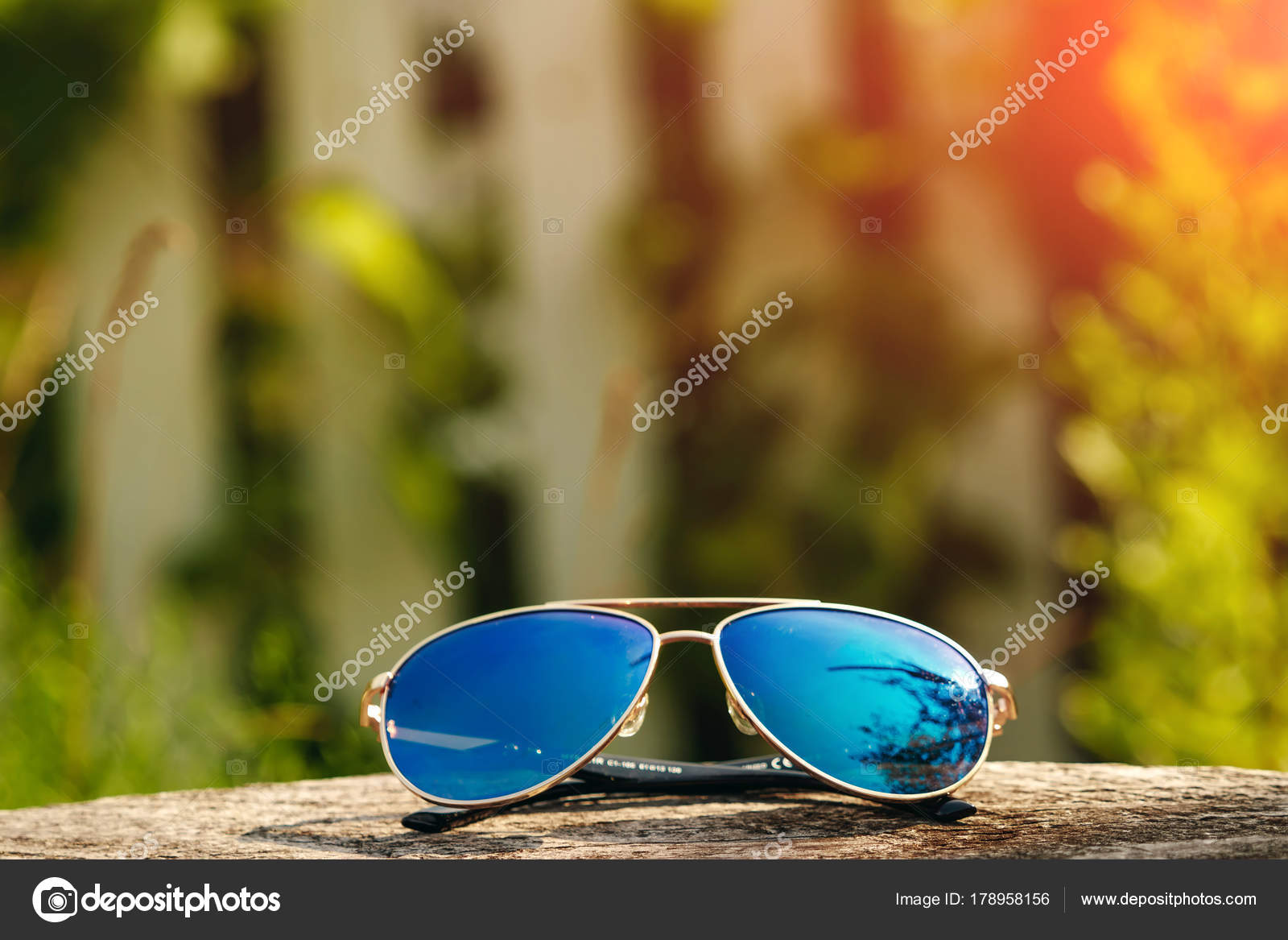 Smukke Solbriller Guld Close Ligge Træbord Baggrunden Sløret — Stock-foto © MarkoAliaksandr #178958156