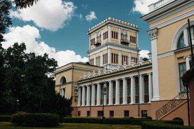 Antik Bina sütunlarla