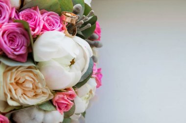 Gelin düğün buket üzerinde altın alyans