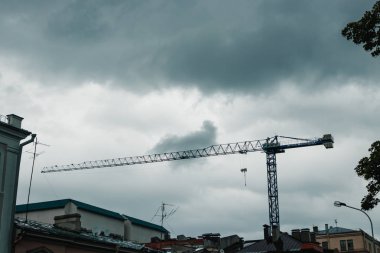 Endüstriyel vinçler ve güneş doğarken siluetler inşa etmek.