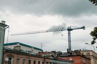 Endüstriyel vinçler ve güneş doğarken siluetler inşa etmek.