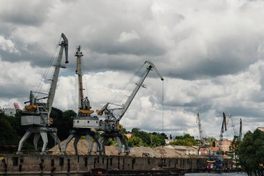 Vinçler liman liman, mavna kum ile deniz vinç Kaldırma