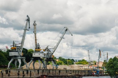 Vinçler liman liman, mavna kum ile deniz vinç Kaldırma