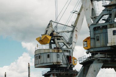 Vinçler liman liman, mavna kum ile deniz vinç Kaldırma