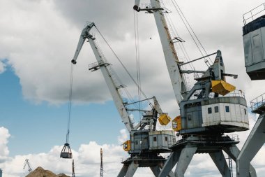 Vinçler liman liman, mavna kum ile deniz vinç Kaldırma