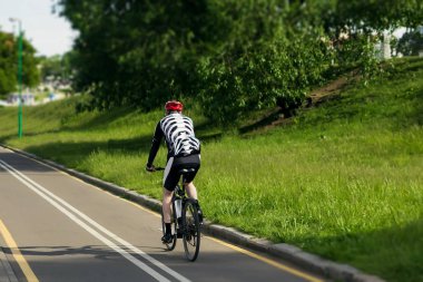 Hızlı gölge - triatlon yarış üst hızda bir bisikletçi.
