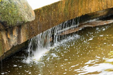 Dağ nehrinde küçük bir şelale şelalesi