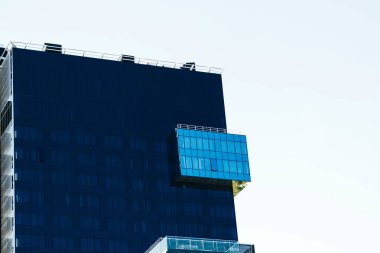 Mavi gökyüzü arka plan üzerinde modern gökdelen