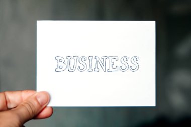 Bir erkek eli beyaz kağıt üzerinde yazılı iş, iş kelime kavramı