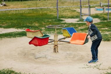 Bahçedeki çocukların atlıkarınca çocuk spin