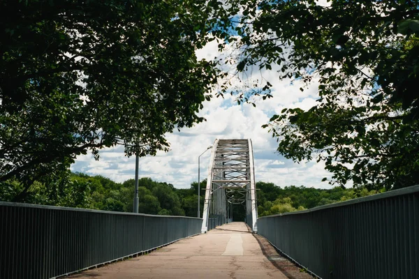 Arched Bridge Hanging Pedestrian — Stock Photo, Image