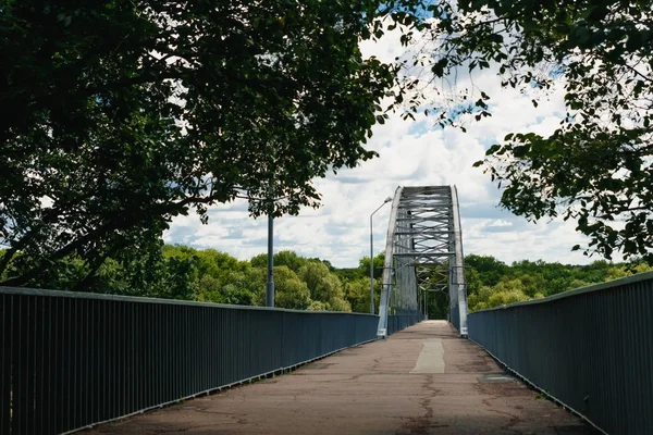 Дуговой Мост Висит Пешеход — стоковое фото