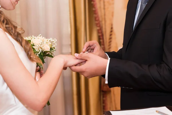 Trouwringen Handen Van Bruid Bruidegom Jong Bruidspaar Bij Ceremonie Huwelijk — Stockfoto