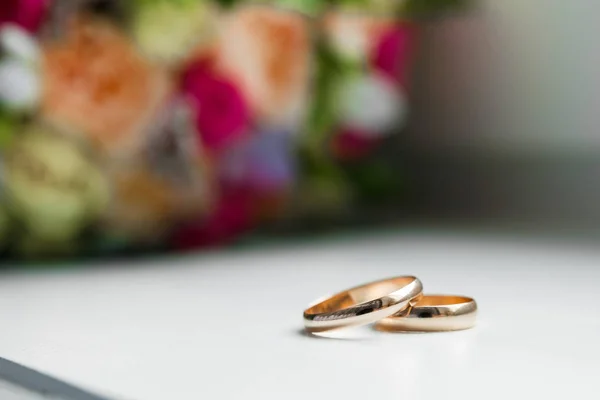 Goldene Eheringe Brautstrauß Der Braut — Stockfoto
