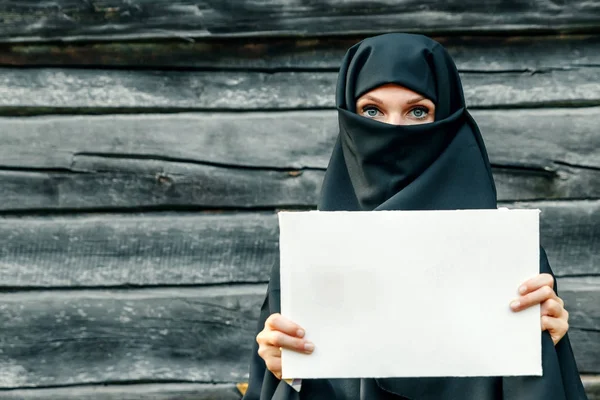 Una Bella Giovane Ragazza Musulmana Velo Nero Con Faccia Chiusa — Foto Stock