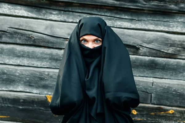 Piękne Młode Muzułmanin Dziewczyna Czarny Welon Twarzą Zamkniętych Tle Szarym — Zdjęcie stockowe