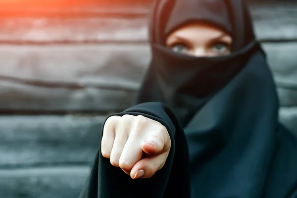 Красивая Молодая Мусульманка Черной Вуали Закрытым Лицом Сером Фоне Указывает — стоковое фото