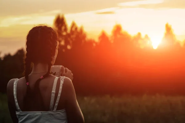 Una Joven Bebe Café Mira Lejos Puesta Sol Esperando Alguien —  Fotos de Stock