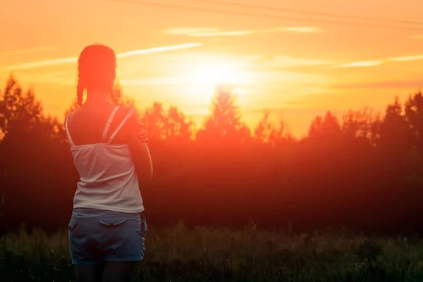 Uma Jovem Bebe Café Olha Para Distância Até Pôr Sol — Fotografia de Stock