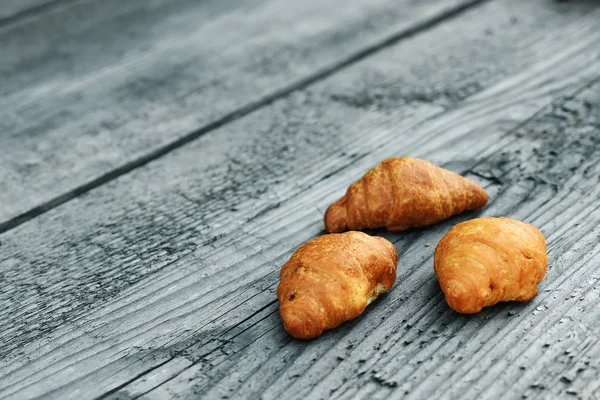 Čerstvé Pečené Croissanty Dřevěné Šedým Pozadím Kopírovat Prostoru Koncept Dobré — Stock fotografie