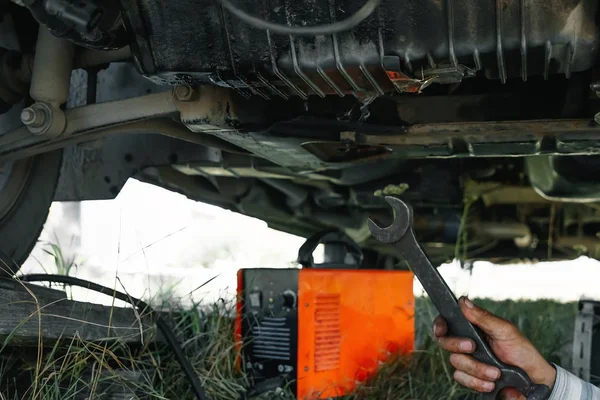 Mão Homem Segura Uma Chave Debaixo Carro Homem Está Reparar — Fotografia de Stock