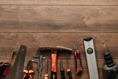 İnşaat aracı kahverengi ahşap arka plan üzerinde. Yukarıdan görüntüleyin. Resim arka plan, ekran koruyucu. İnşaat, onarım, inşaat, üretim, tasarım kavramı. Kopya alanı.