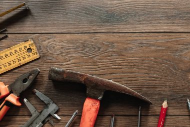 İnşaat aracı kahverengi ahşap arka plan üzerinde. Yukarıdan görüntüleyin. Resim arka plan, ekran koruyucu. İnşaat, onarım, inşaat, üretim, tasarım kavramı. Kopya alanı.