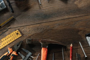 İnşaat aracı kahverengi ahşap arka plan üzerinde. Yukarıdan görüntüleyin. Resim arka plan, ekran koruyucu. İnşaat, onarım, inşaat, üretim, tasarım kavramı. Kopya alanı.