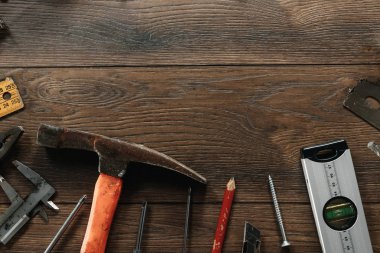 İnşaat aracı kahverengi ahşap arka plan üzerinde. Yukarıdan görüntüleyin. Resim arka plan, ekran koruyucu. İnşaat, onarım, inşaat, üretim, tasarım kavramı. Kopya alanı.