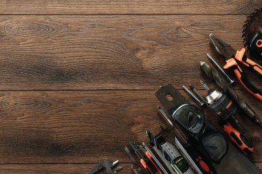 İnşaat aracı kahverengi ahşap arka plan üzerinde. Yukarıdan görüntüleyin. Resim arka plan, ekran koruyucu. İnşaat, onarım, inşaat, üretim, tasarım kavramı. Kopya alanı.