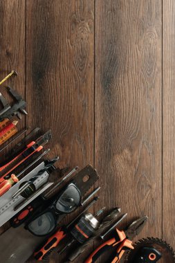 İnşaat aracı kahverengi ahşap arka plan üzerinde. Yukarıdan görüntüleyin. Resim arka plan, ekran koruyucu. İnşaat, onarım, inşaat, üretim, tasarım kavramı. Kopya alanı.