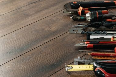 İnşaat aracı kahverengi ahşap arka plan üzerinde. Yukarıdan görüntüleyin. Resim arka plan, ekran koruyucu. İnşaat, onarım, inşaat, üretim, tasarım kavramı. Kopya alanı.