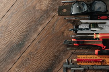 İnşaat aracı kahverengi ahşap arka plan üzerinde. Yukarıdan görüntüleyin. Resim arka plan, ekran koruyucu. İnşaat, onarım, inşaat, üretim, tasarım kavramı. Kopya alanı.