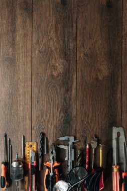 İnşaat aracı kahverengi ahşap arka plan üzerinde. Yukarıdan görüntüleyin. Resim arka plan, ekran koruyucu. İnşaat, onarım, inşaat, üretim, tasarım kavramı. Kopya alanı.