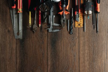 İnşaat aracı kahverengi ahşap arka plan üzerinde. Yukarıdan görüntüleyin. Resim arka plan, ekran koruyucu. İnşaat, onarım, inşaat, üretim, tasarım kavramı. Kopya alanı.