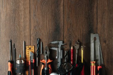 İnşaat aracı kahverengi ahşap arka plan üzerinde. Yukarıdan görüntüleyin. Resim arka plan, ekran koruyucu. İnşaat, onarım, inşaat, üretim, tasarım kavramı. Kopya alanı.