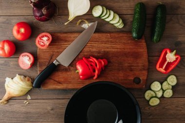 Kiraz domates bıçağı sarımsak biber ve siyah arduvaz taş dereotu ile. Üstten Görünüm. Vejetaryen yiyecekler, sağlık veya pişirme kavramı.