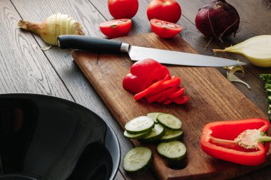 Kiraz domates bıçağı sarımsak biber ve siyah arduvaz taş dereotu ile. Üstten Görünüm. Vejetaryen yiyecekler, sağlık veya pişirme kavramı.