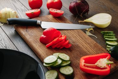 Kiraz domates bıçağı sarımsak biber ve siyah arduvaz taş dereotu ile. Üstten Görünüm. Vejetaryen yiyecekler, sağlık veya pişirme kavramı.